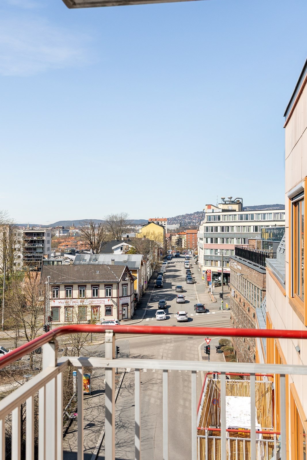 Utsikt nedover gaten fra balkongen. Galleribilde
