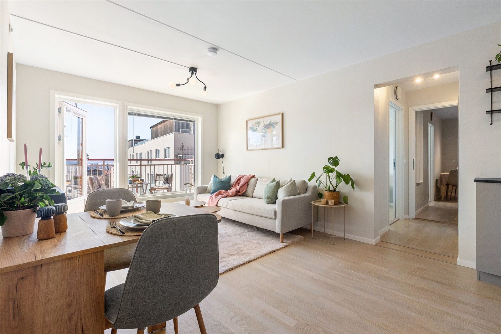 Stuen har god plass til både sofagruppe og spisebord, med direkte utgang til balkongen. Galleribilde