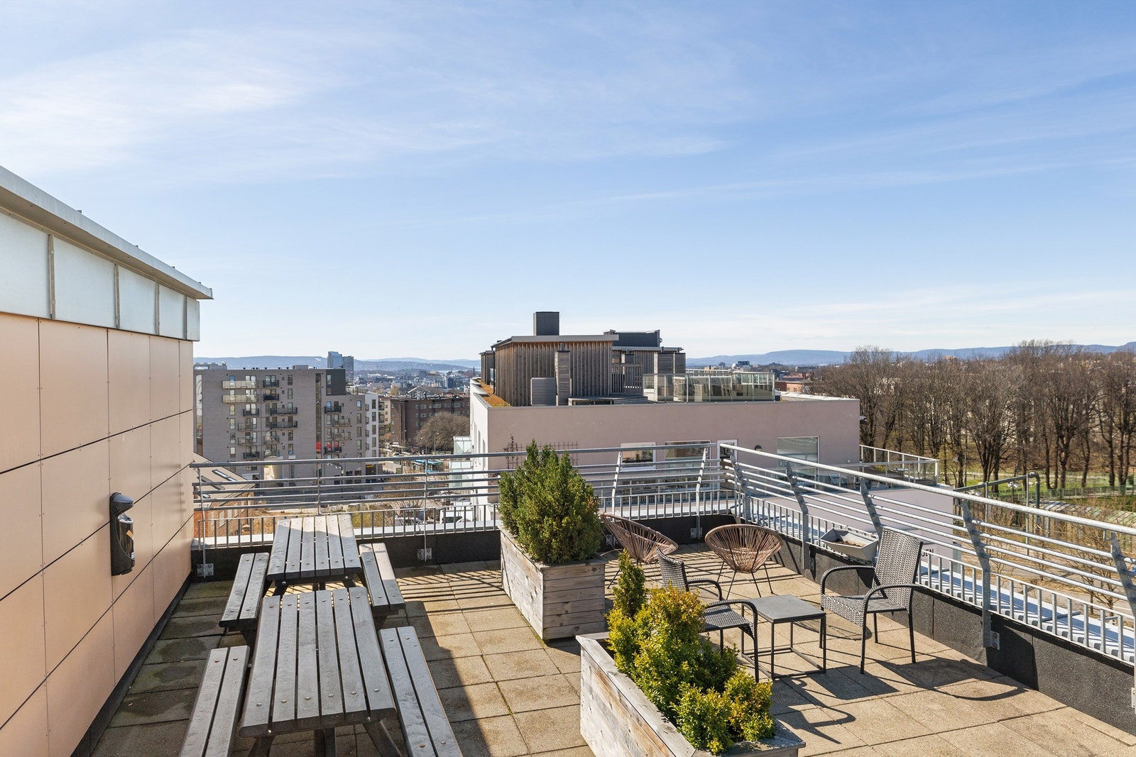 Borettslaget har flere felles takterrasser med sittegrupper og flott utsikt. Galleribilde