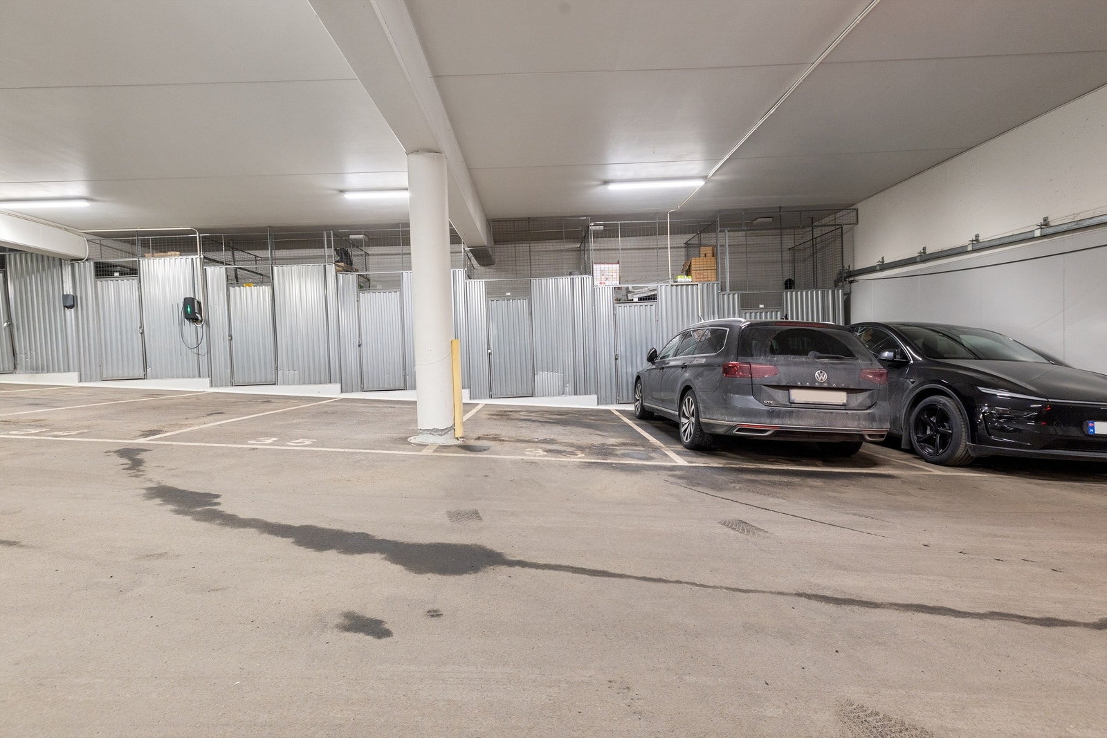 Selger har bruksrett til parkeringsplass nr. 36 i felles lukket garasjeanlegg under blokk 5 A/B. Denne kan medfølge leiligheten for 350 000,- Galleribilde