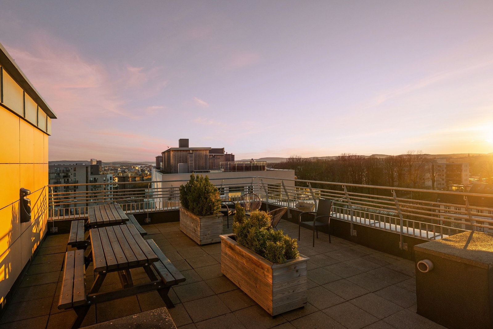 Felles takterrasse med kveldssol. Galleribilde