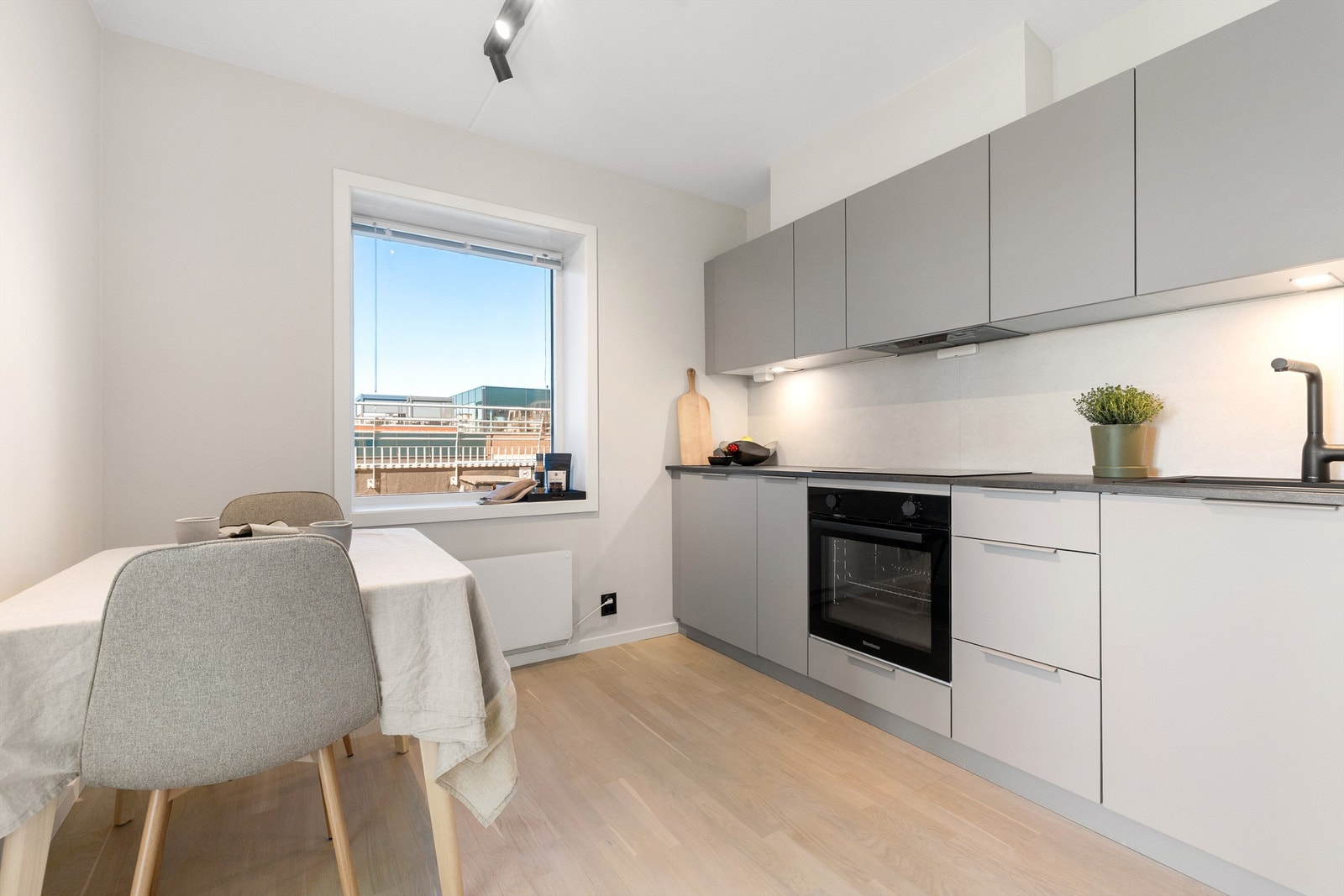 Her er det plass til en liten spiseplass ved vinduet. Galleribilde