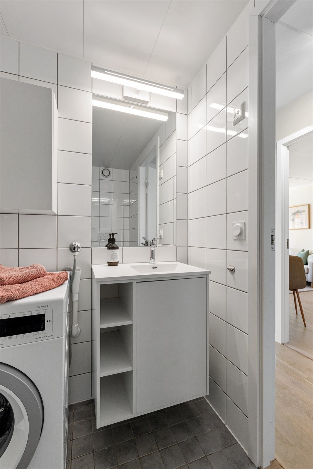 Fordelerskap for leilighetens rør-i-rør-system er plassert på badet. Galleribilde