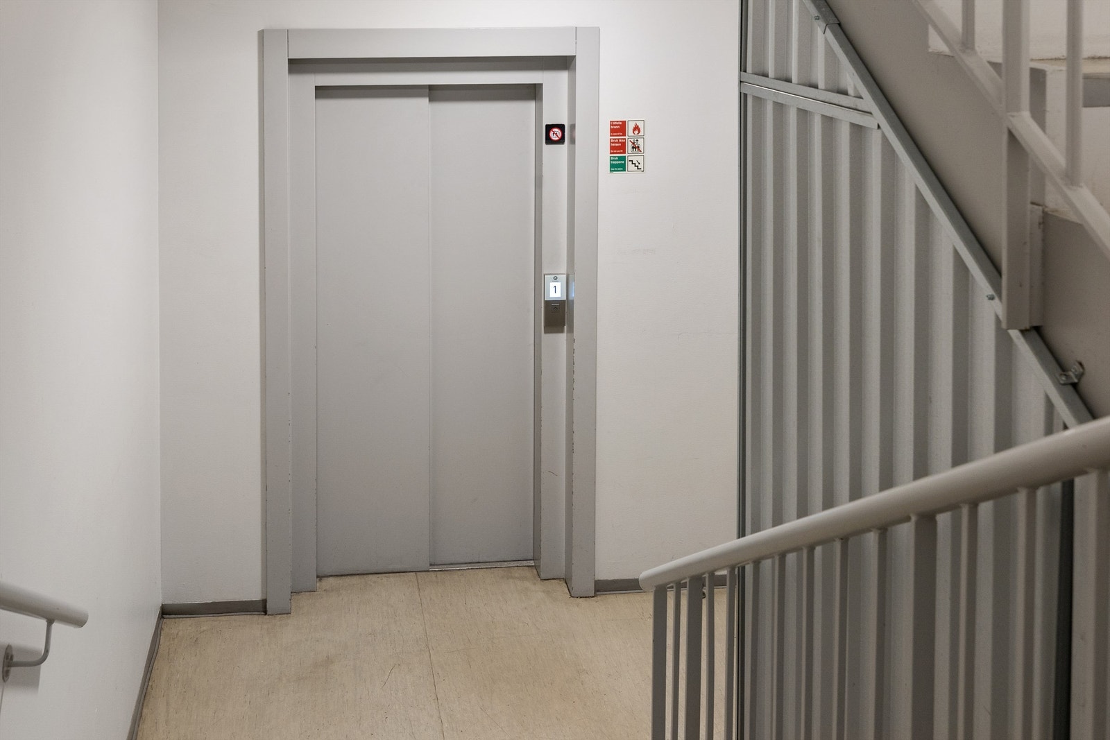 Bygget har heis, som gir trinnfri adkomst til leiligheten i 6. etasje. Galleribilde