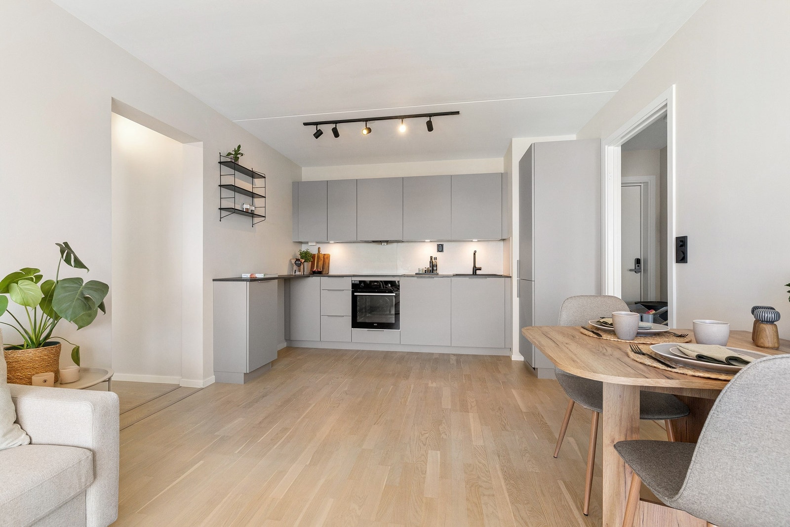 Kjøkkeninnredningen fra 2024 har glatte fronter og en slitesterk benkeplate i laminat. Galleribilde