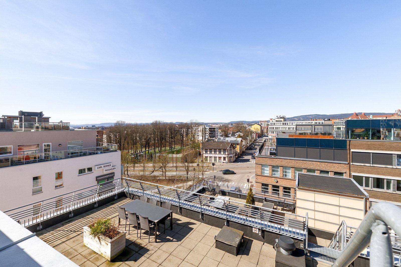 Fra takterrassen ser man utover nærområdet og mot sentrum. Galleribilde