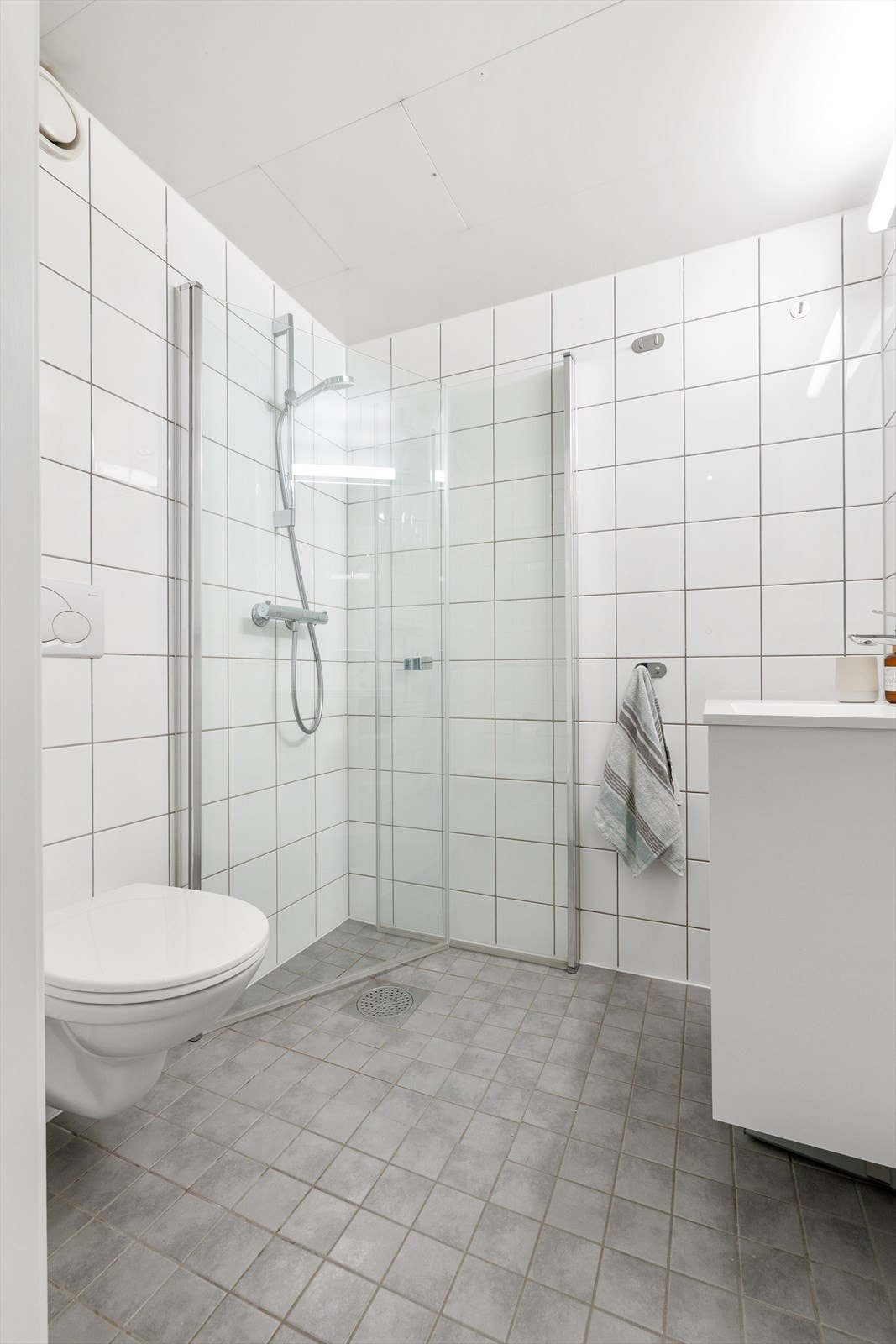 Flislagte overflater på gulv og vegger gir et rent og tidløst uttrykk. Galleribilde
