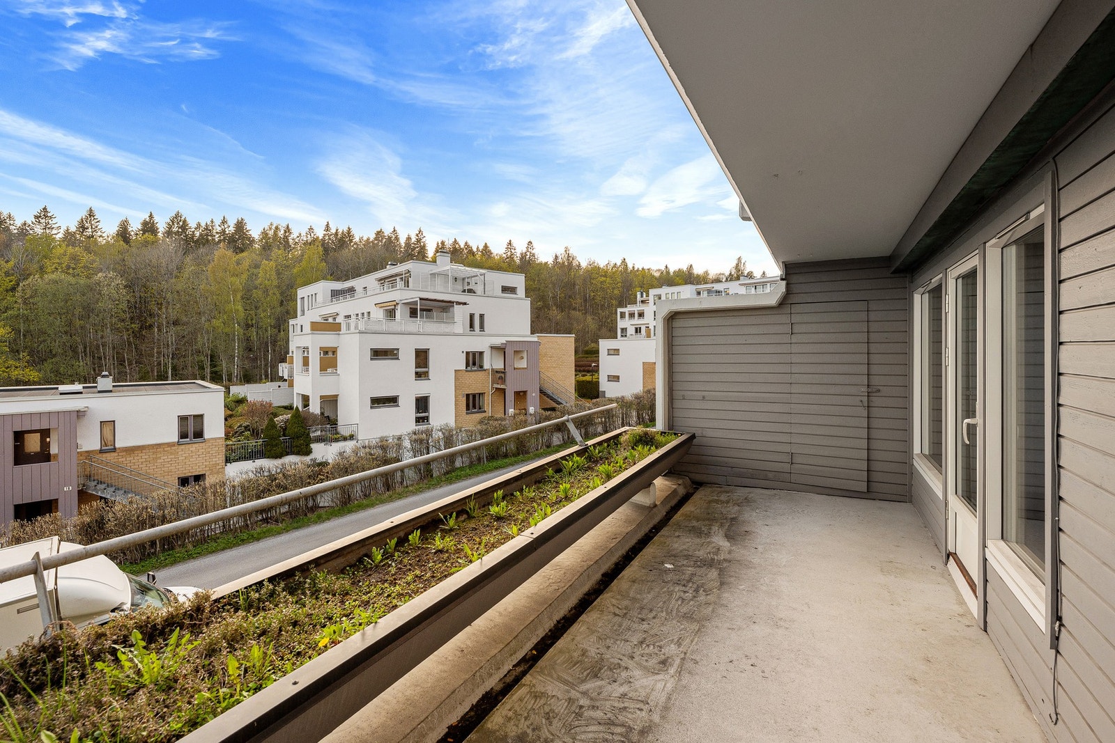 Fin, vestvendt uteplass med bod Galleribilde