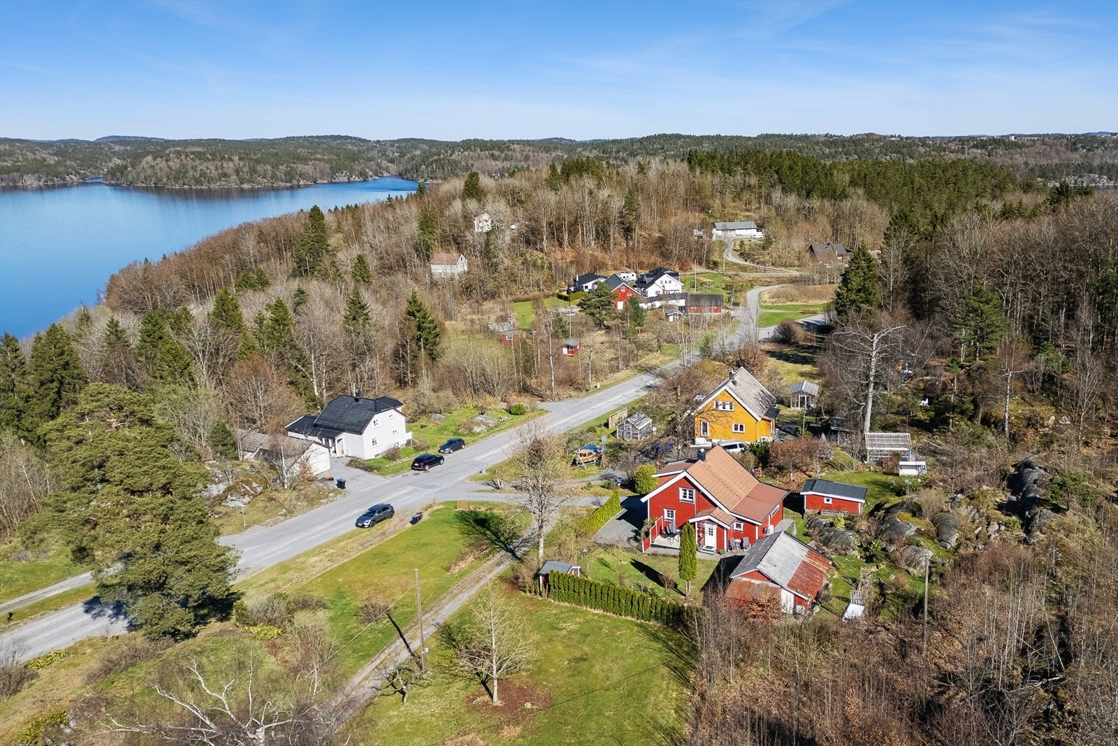 Beliggenheten kombinerer landlig ro med nærhet til både E18 og Larvik sentrum. Galleribilde