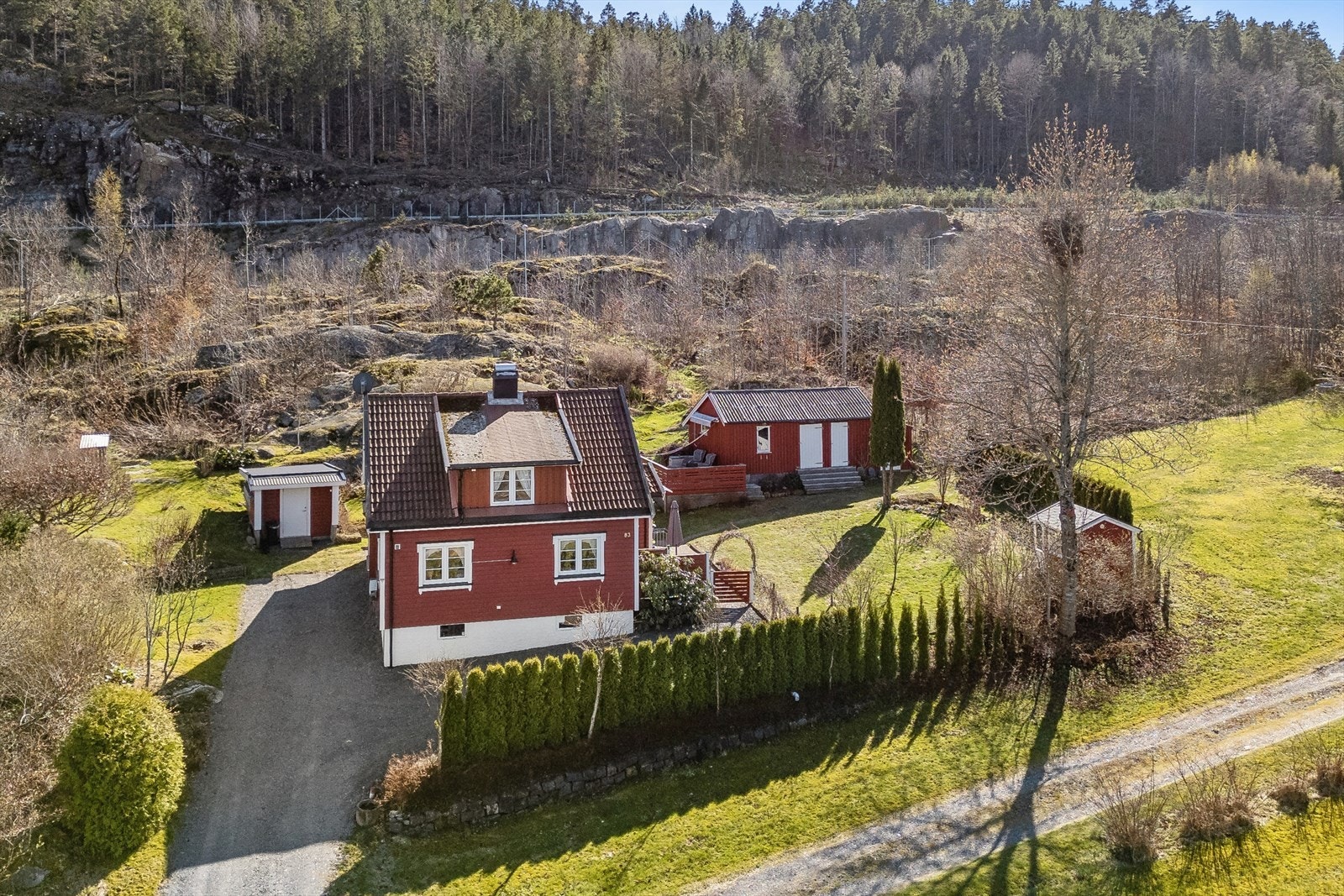 På den store tomten står hovedhuset, et uthus og en garasje som er omgjort til bod. Det er parkering til opptil fem biler på egen grunn. Galleribilde