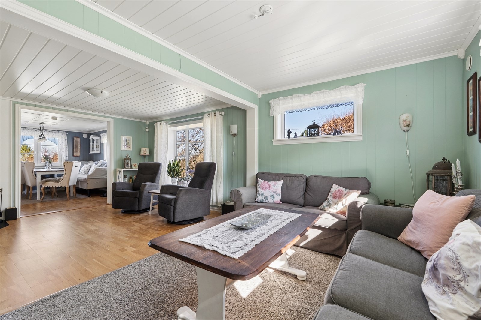 Fra stuen er det en åpen overgang til spisestuen, som skaper en god flyt i boligens sosiale sone. Galleribilde
