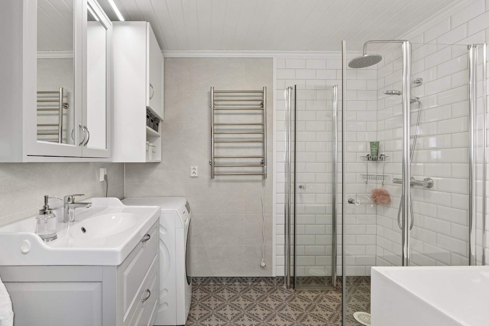 Badet er utstyrt med opplegg for vaskemaskin, og har vinylbelegg på gulv med oppkant mot veggene. Galleribilde