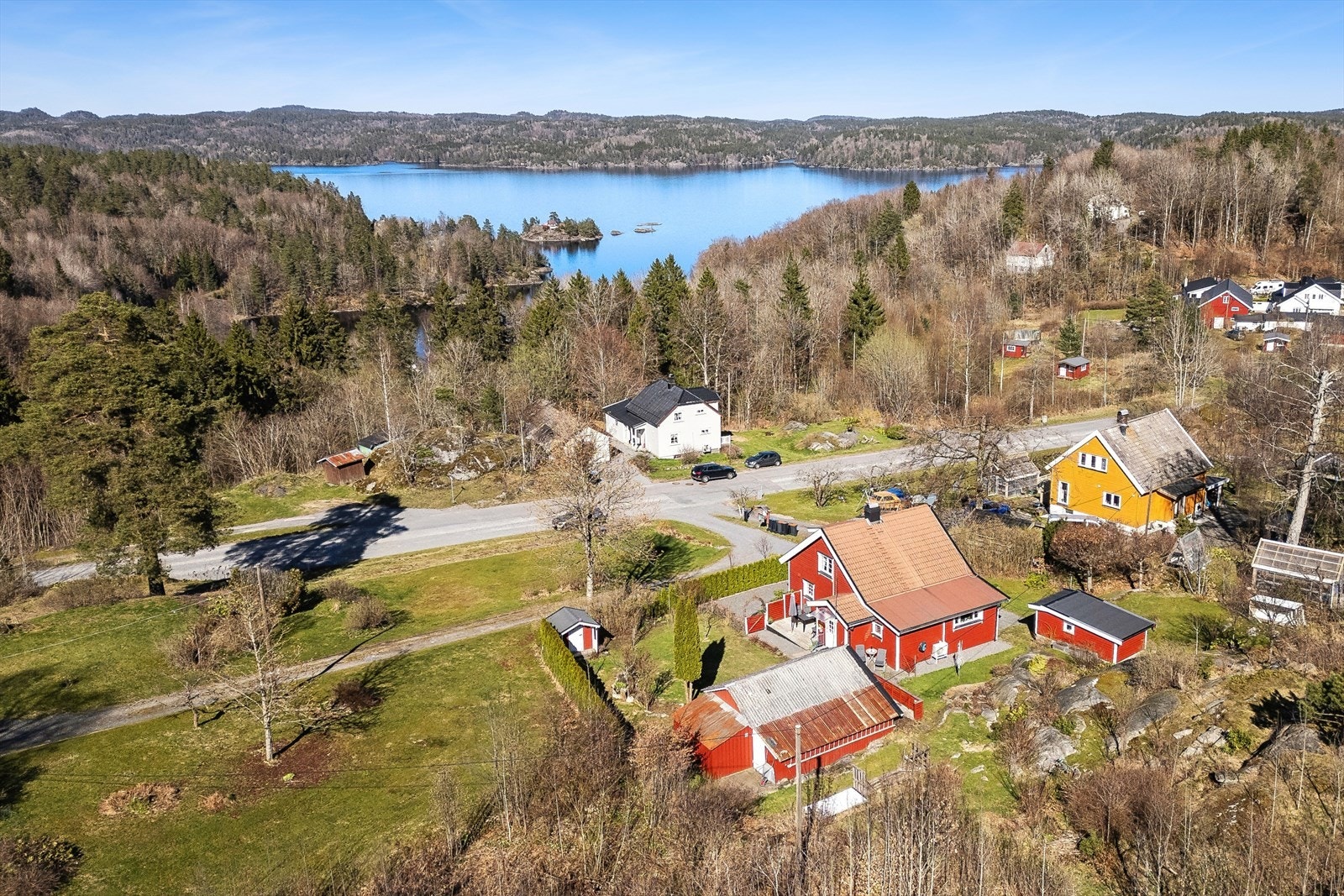 En oversikt som viser eiendommens beliggenhet i det landlige og veletablerte nabolaget. Galleribilde