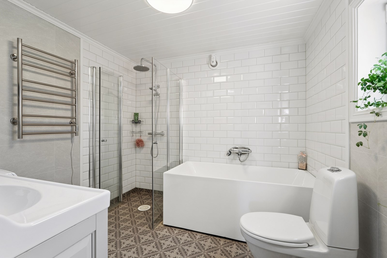 Badet i første etasje ble totalrenovert av fagfolk i 2024 og har både badekar og et separat dusjhjørne med glassvegger. Galleribilde