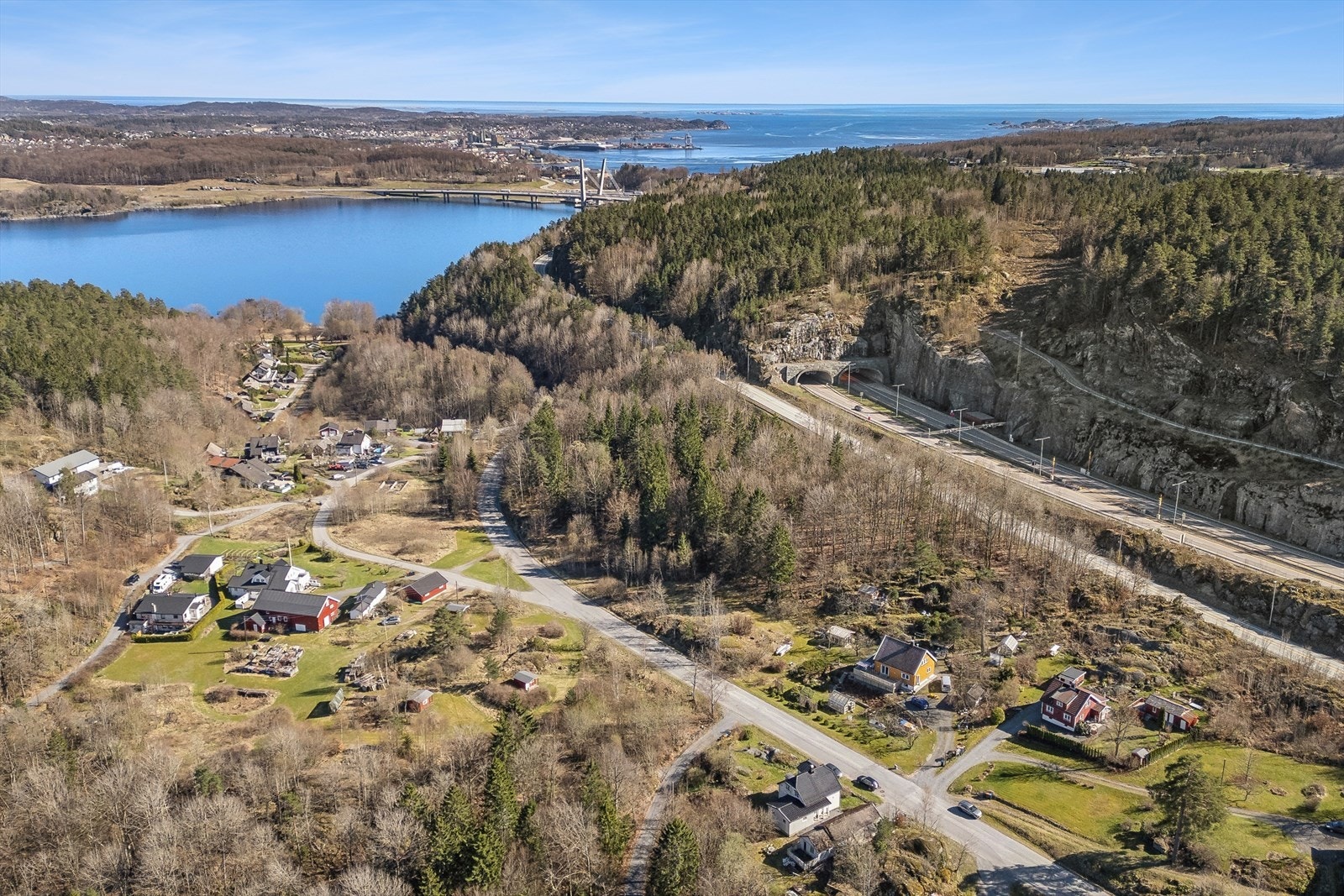 Fra eiendommen er det kort vei til servicetilbud som Kiwi Farriseidet (2 min) og Larvik stasjon (5 min). Galleribilde