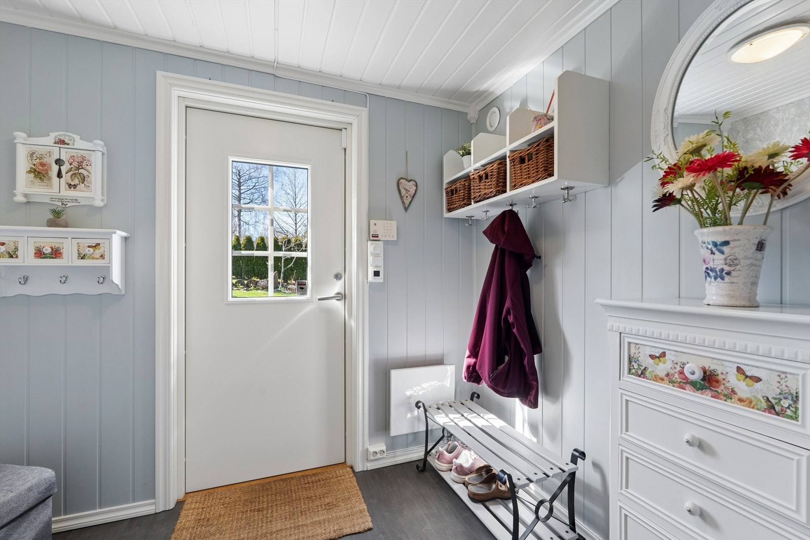 Entréen er lys og innbydende, med god plass til oppbevaring av yttertøy og sko. Galleribilde