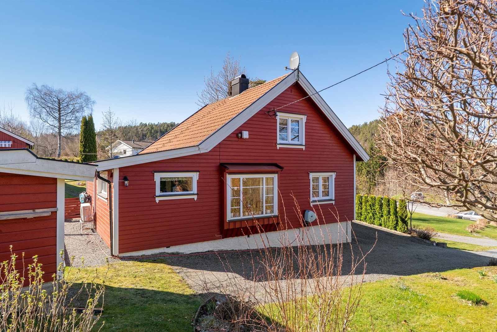 Eiendommen er pent rammet inn av hekk og ligger usjenert til på en naturtomt. Galleribilde