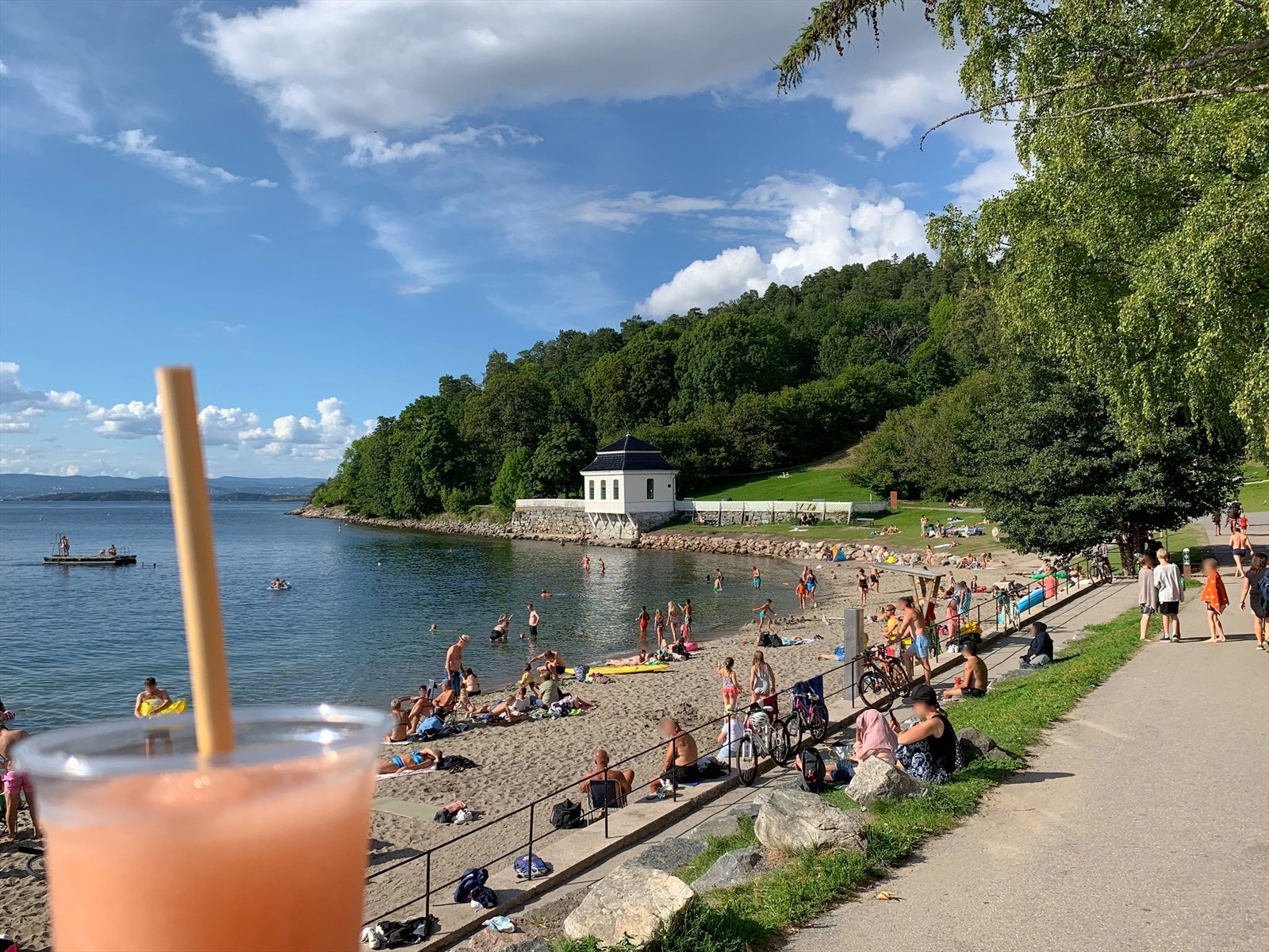 Populære Hvervenbukta byr på flotte badestrender, turstier og hyggelig kafé. Galleribilde