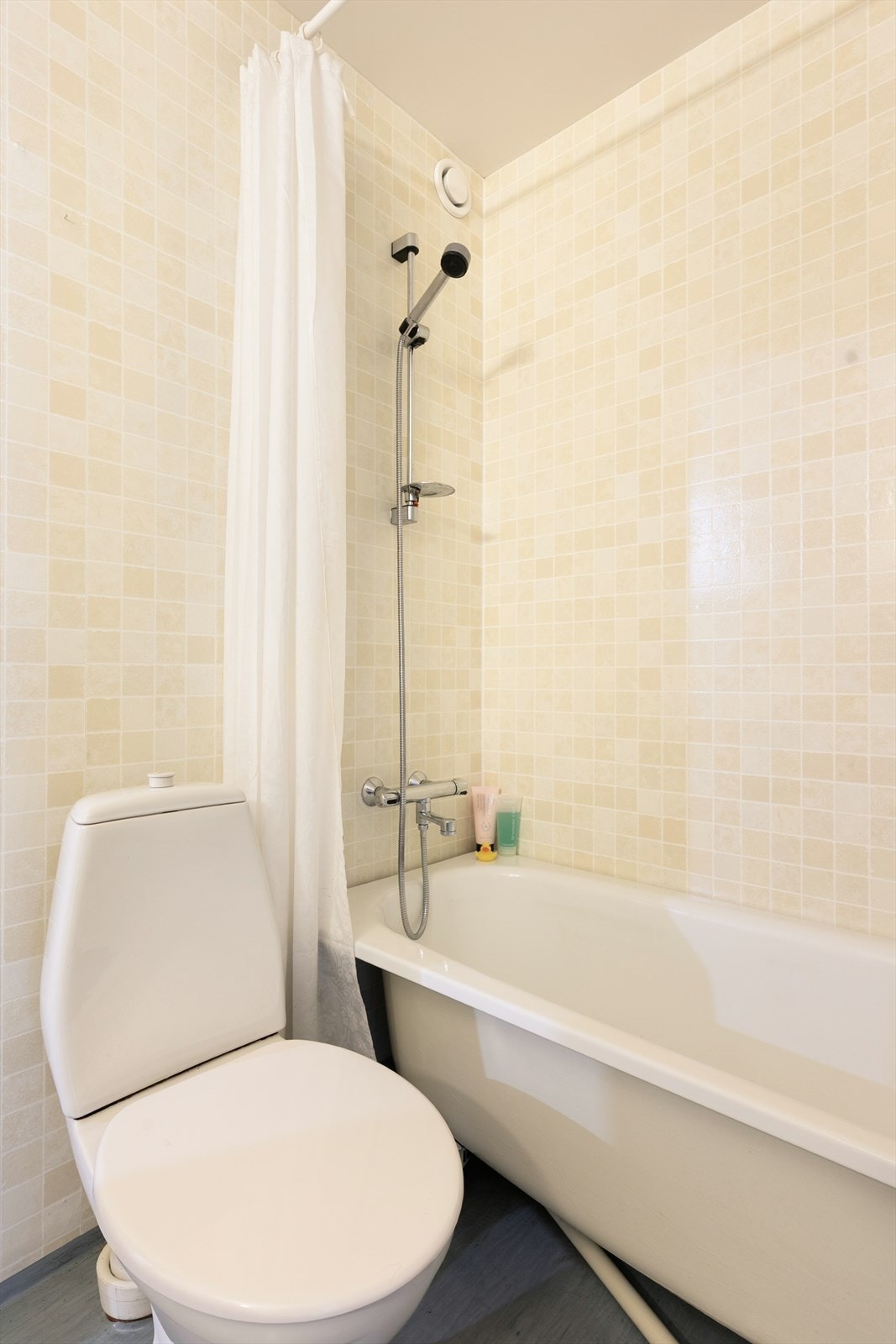 Badekar med dusjløsning gir badet flere funksjoner. Galleribilde