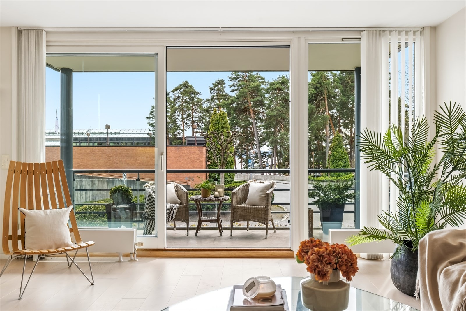 Fra stuen er det utgang til balkongen gjennom en bred skyvedør med isolerglass, som slipper inn rikelig med dagslys. Galleribilde
