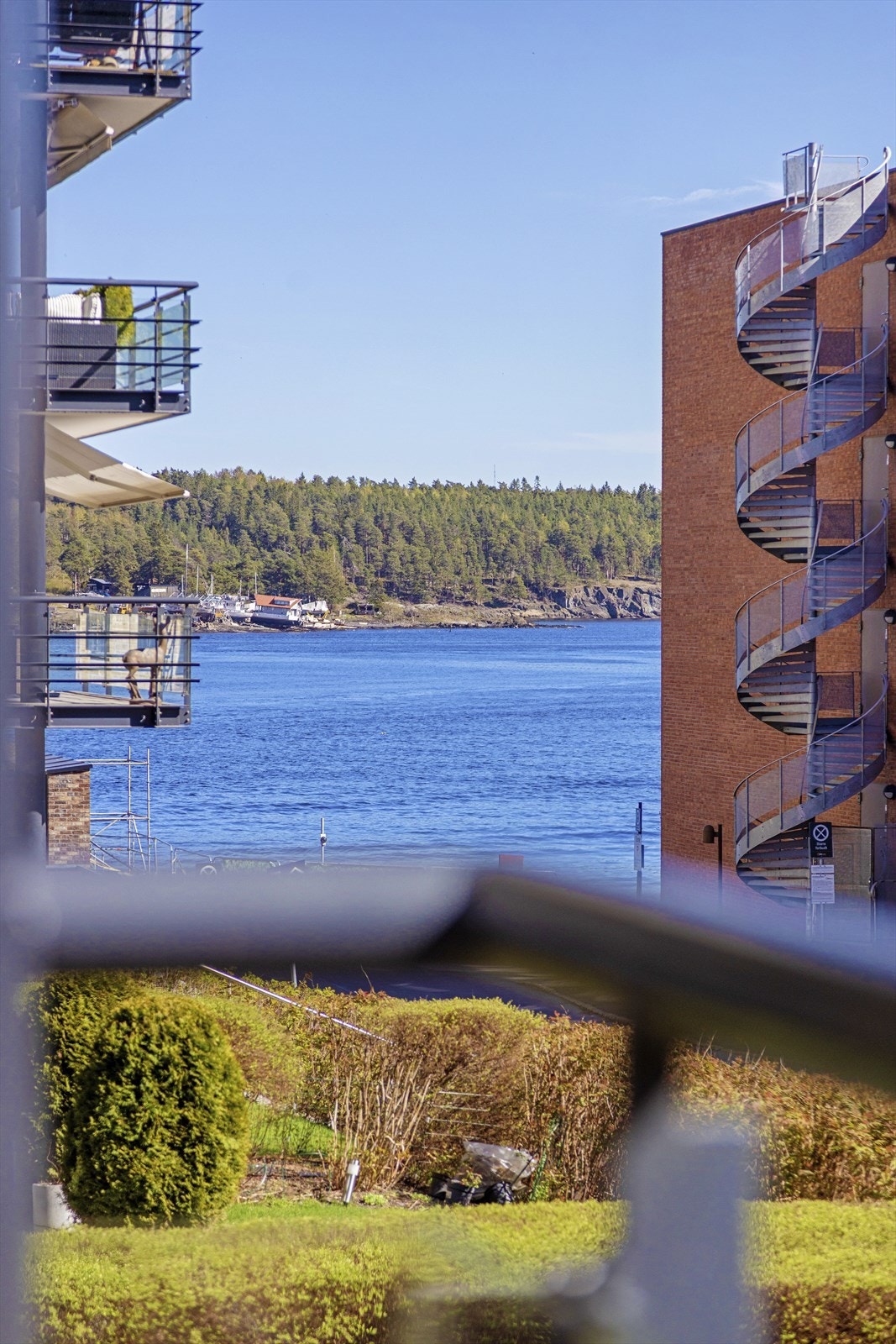 Fra eiendommen er det umiddelbar nærhet til sjøen, med Lysaker brygge kun en kort spasertur unna. Galleribilde