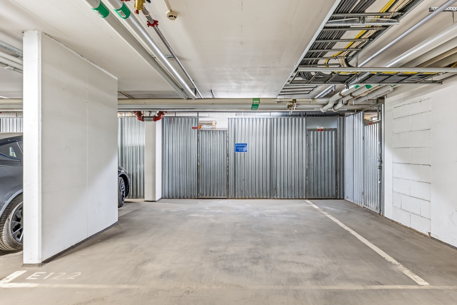 Det medfølger en fast garasjeplass, merket E.12.2, i felles, lukket anlegg. Galleribilde
