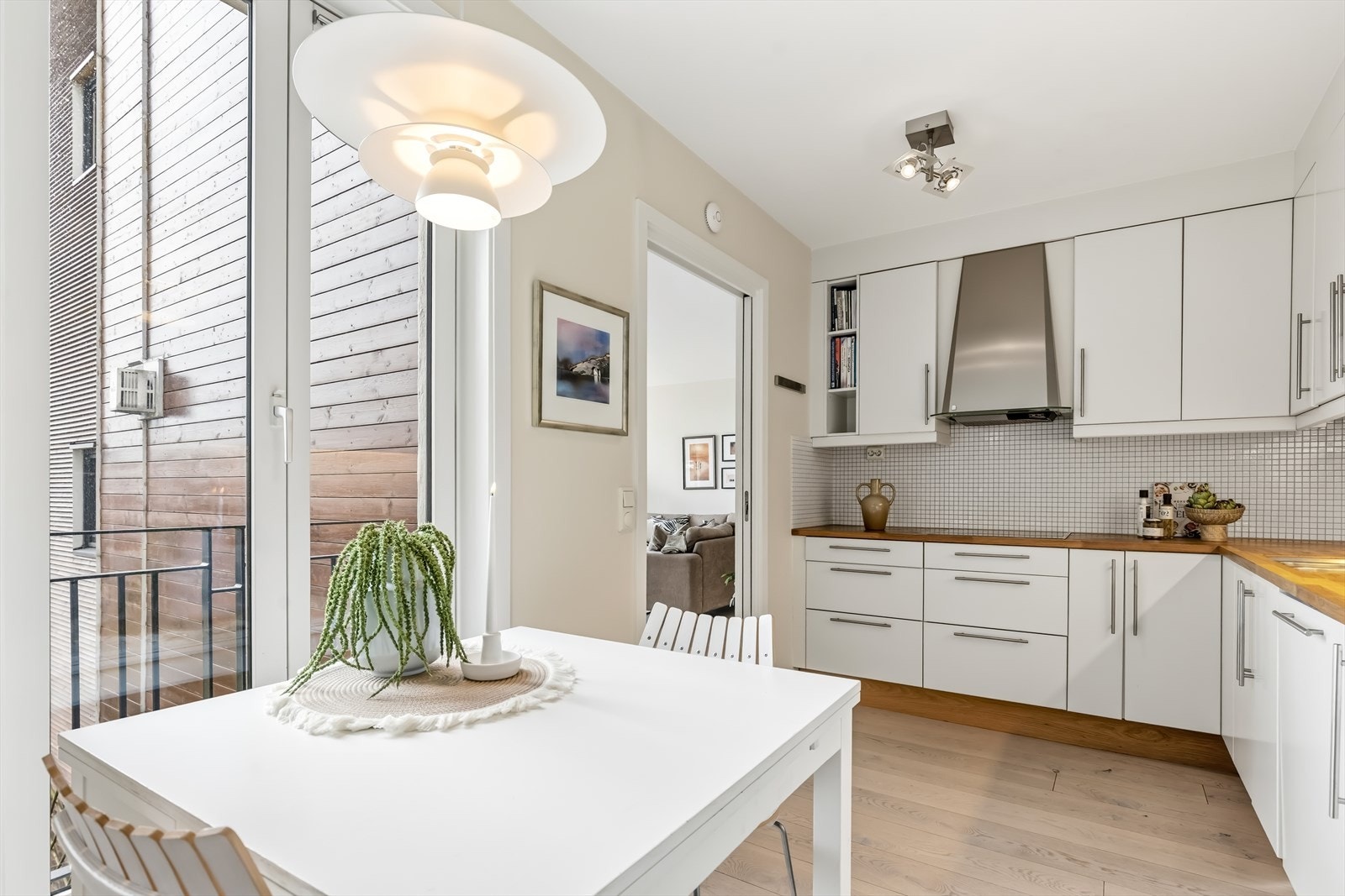 Kjøkkenet har en praktisk innredning med glatte fronter og en benkeplate i heltre. Her er det også plass til en spiseplass. Galleribilde