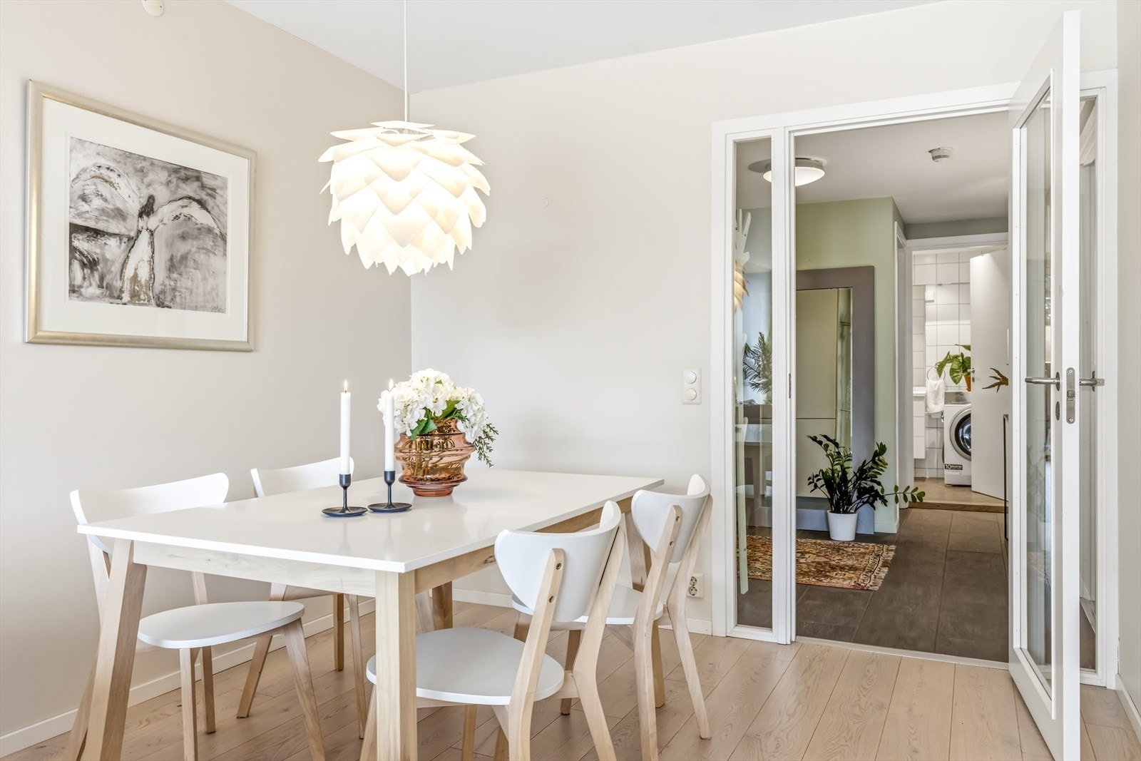 Spisestuen fungerer som et naturlig bindeledd mellom stuen og resten av leiligheten. Galleribilde