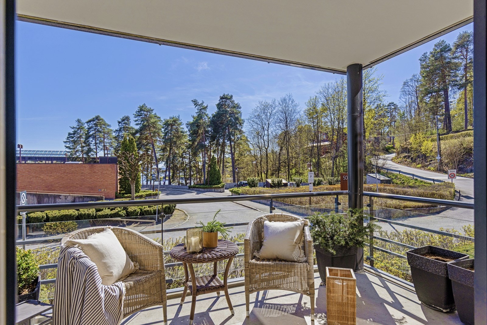 En gjennomgående flott endeleilighet på 88 m² med stor stue, køkken, to soverom, bad og toalettrom, samt en bod i kjeller og egen garasjeplass. Galleribilde