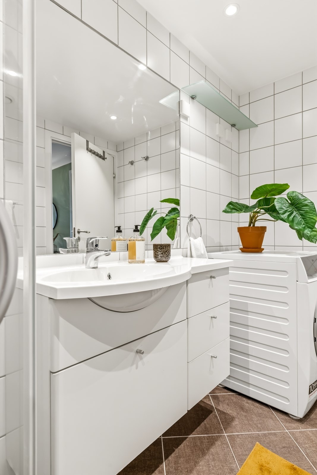 Baderomsinnredning med nedfelt servant og god oppbevaringsplass. Rommet har downlights i taket og mekanisk avtrekk. Galleribilde