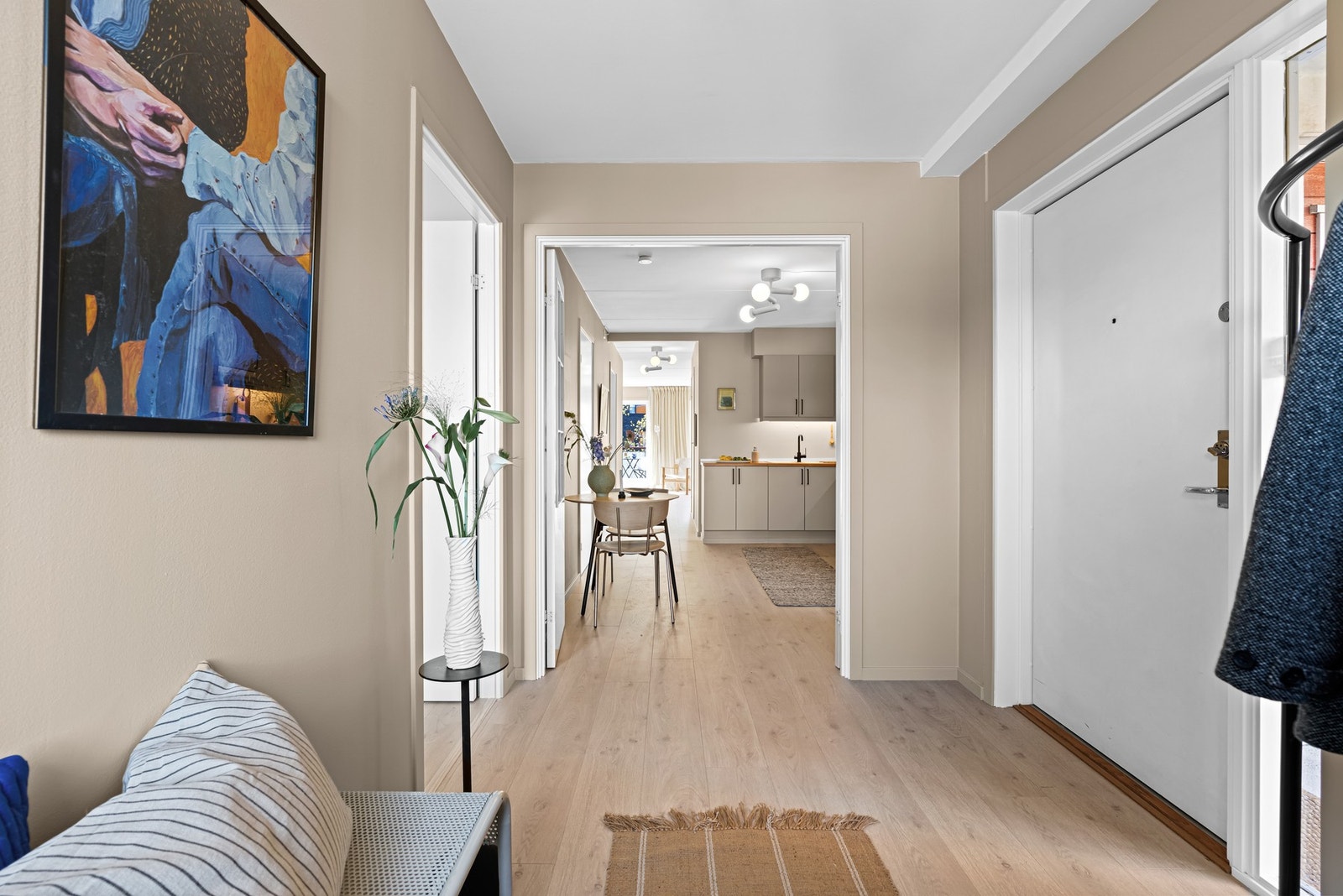 Heisen tar deg opp til etasjeplan i 3. etasje og via svalgang til leilighetens inngangsparti - Velkommen inn! Galleribilde