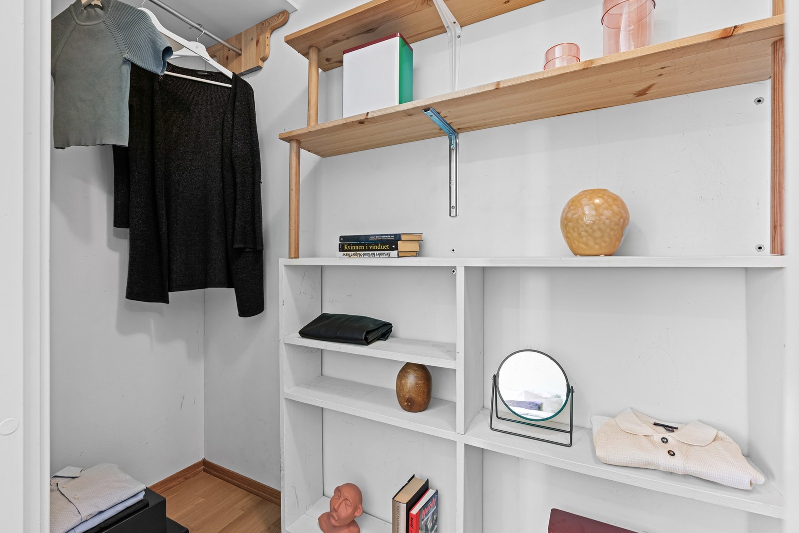 Fra hovedsoverommet er det direkte inngang til bod som kan brukes som walk-in-closet Galleribilde