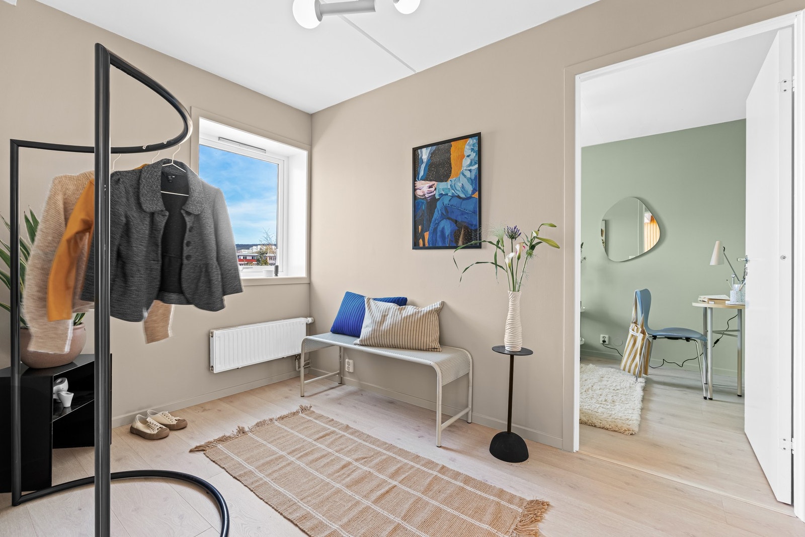 Entréen er romslig, med plass til garderobeskap og kommode Galleribilde