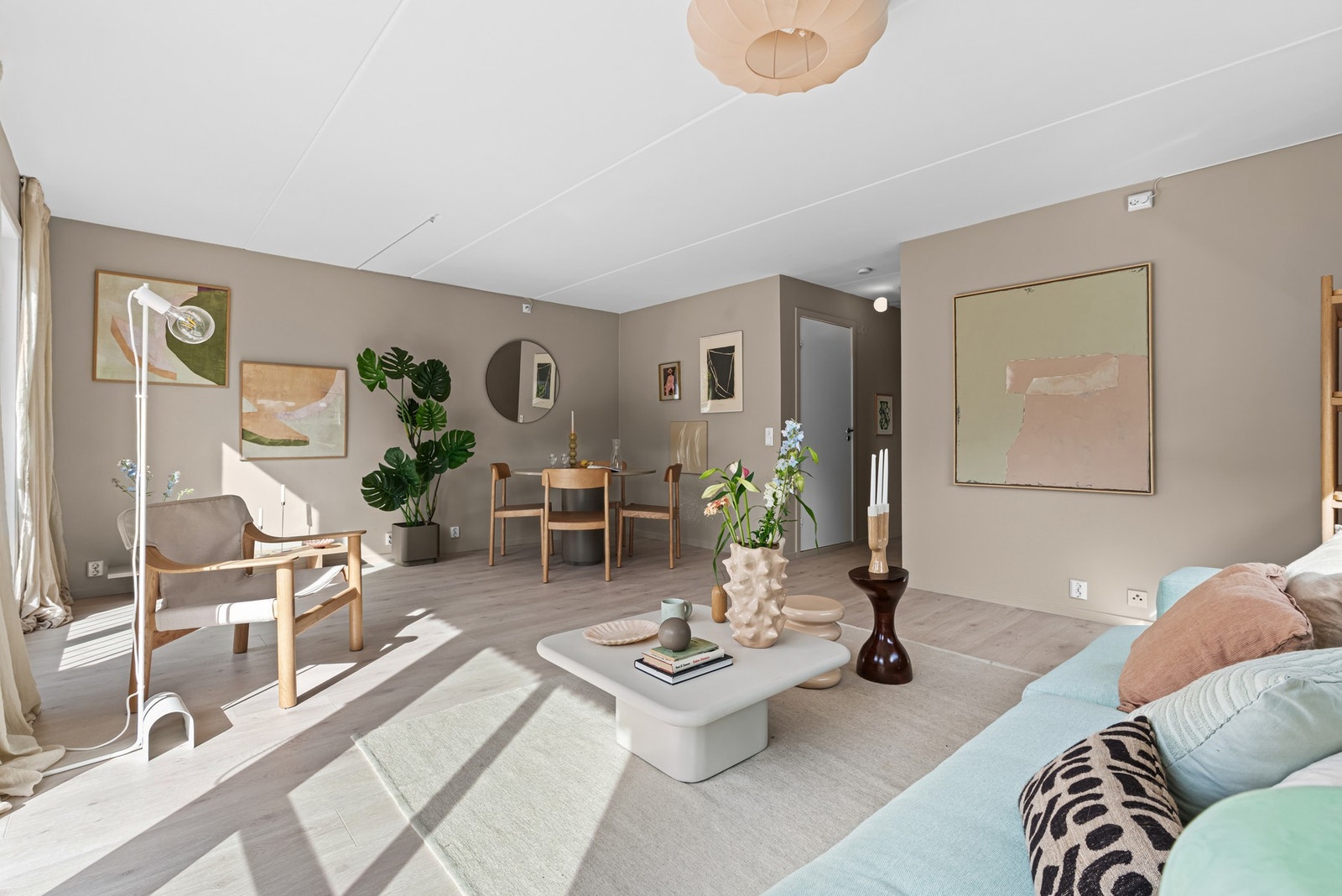 Stuen har god plass til stor sofa og stort spisebord - Her er det mange møbleringsløsninger Galleribilde