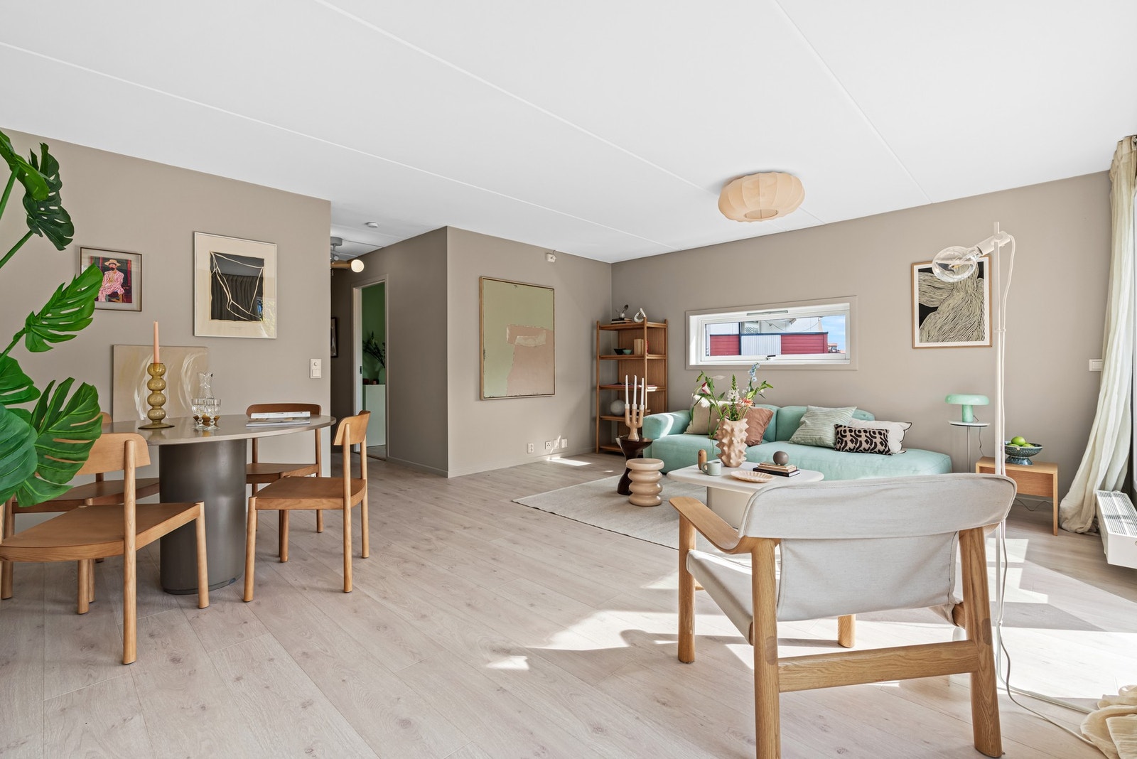 Selve hjertet i denne leiligheten er den flotte stuen. Et herlig allrom for familien med fin utforming som gir flere muligheter for møblering Galleribilde