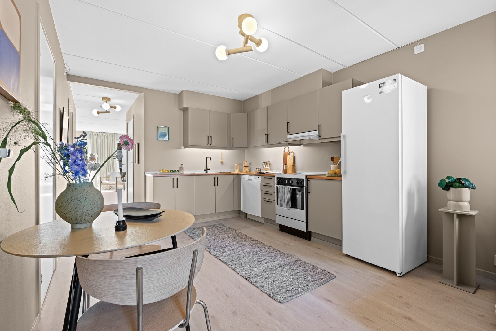På kjøkkenet er det plass til et lite spisebord. Dette er et fint sted for morgenkaffen eller hverdagsmåltider Galleribilde