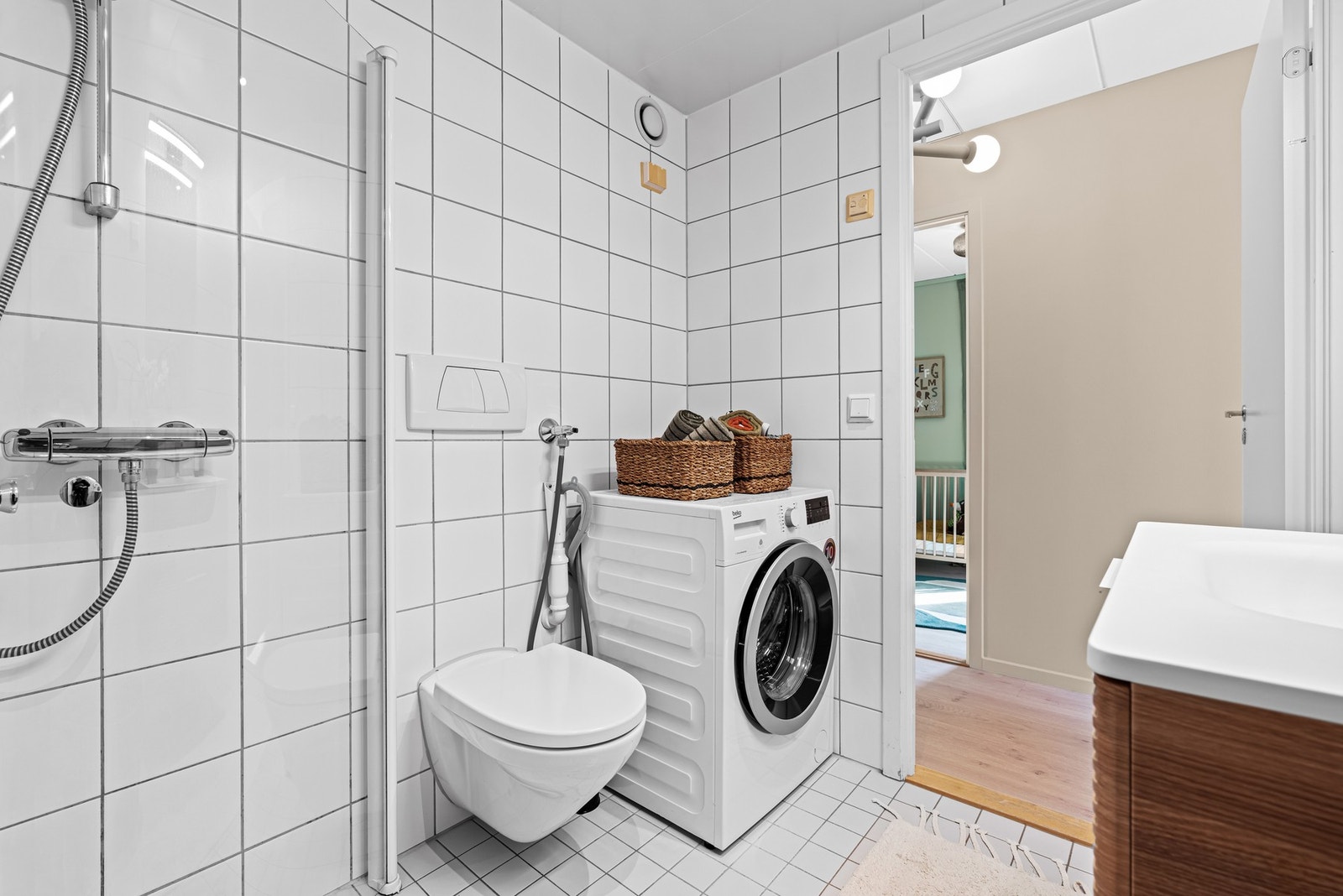 Badet har opplegg for vaskemaskin og tørketrommel Galleribilde