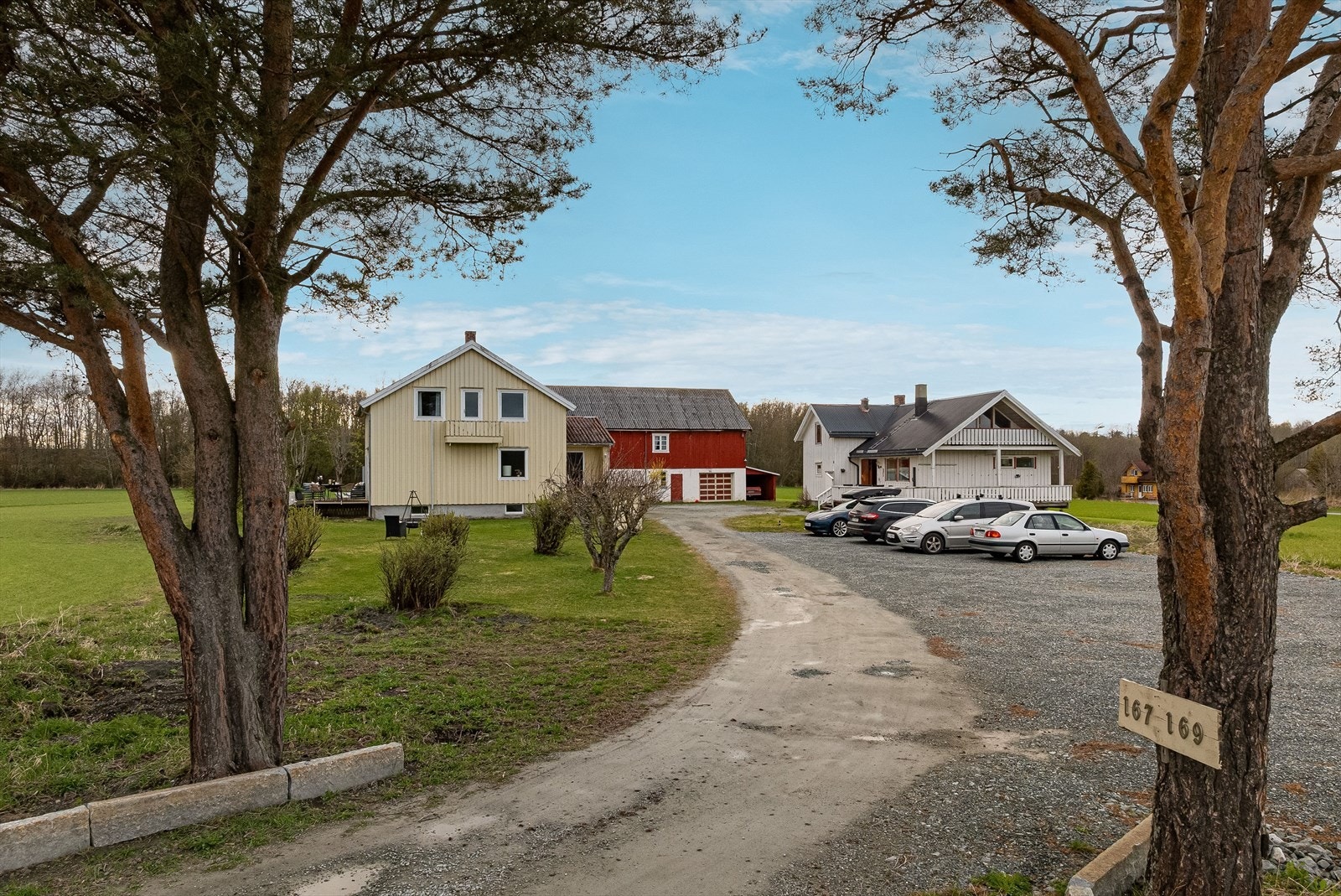 I 2025 ble det anlagt en parkeringsplass på gårdstunet. Galleribilde