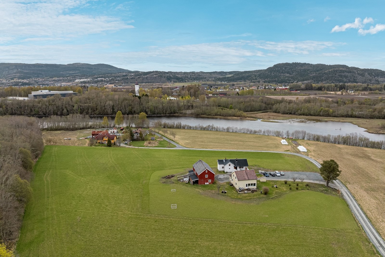 Velkommen til Nordtun, et sjarmerende småbruk beliggende på Sørsidevegen 167 i Stjørdal kommune. Galleribilde