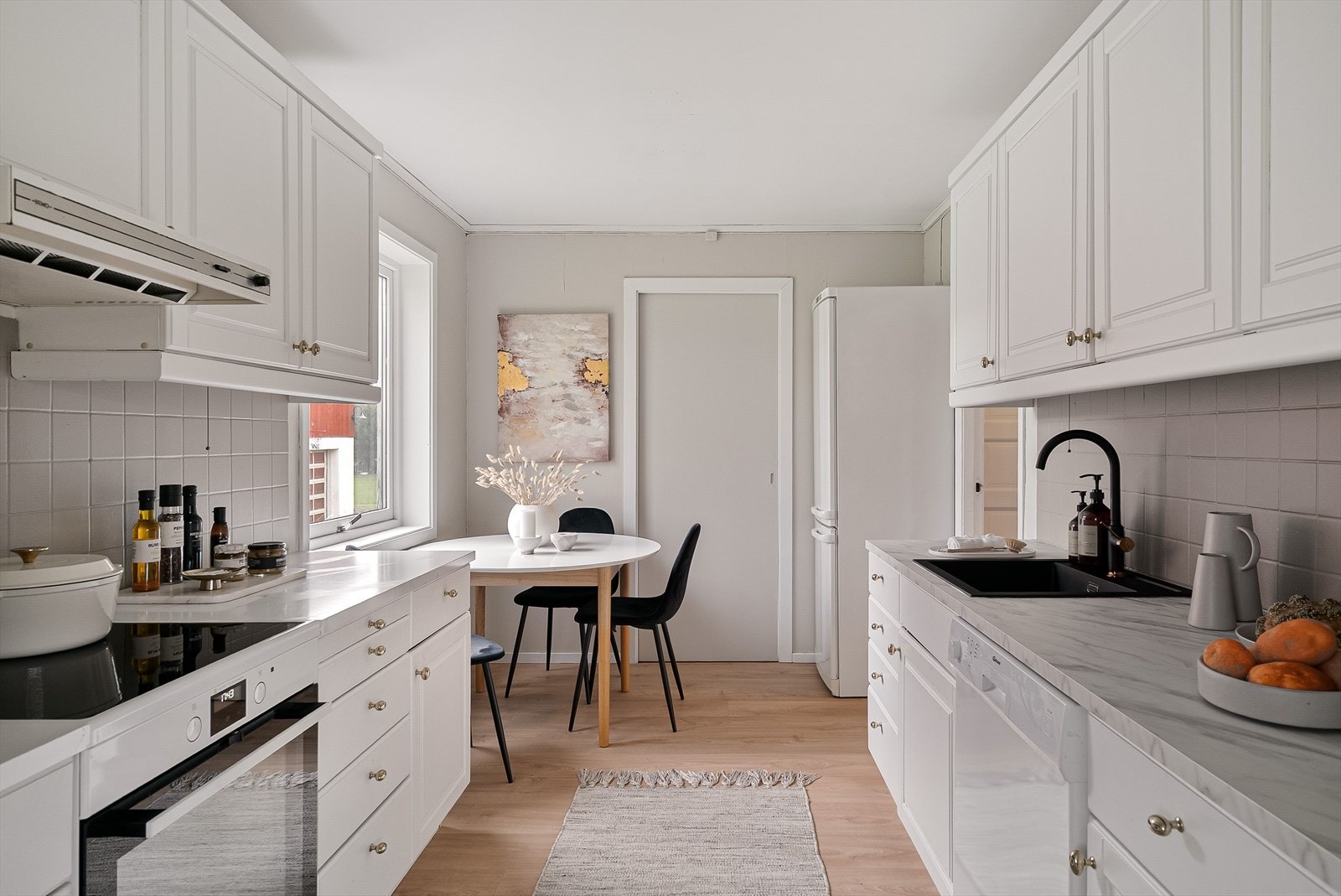 Kjøkkenet har en romslig utforming med god plass til en liten sittegruppe. Det er medfølgende hvitevarer i form av kombiskap, oppvaskmaskin og induksjonskomfyr med airfryer-funksjon (2025). Galleribilde