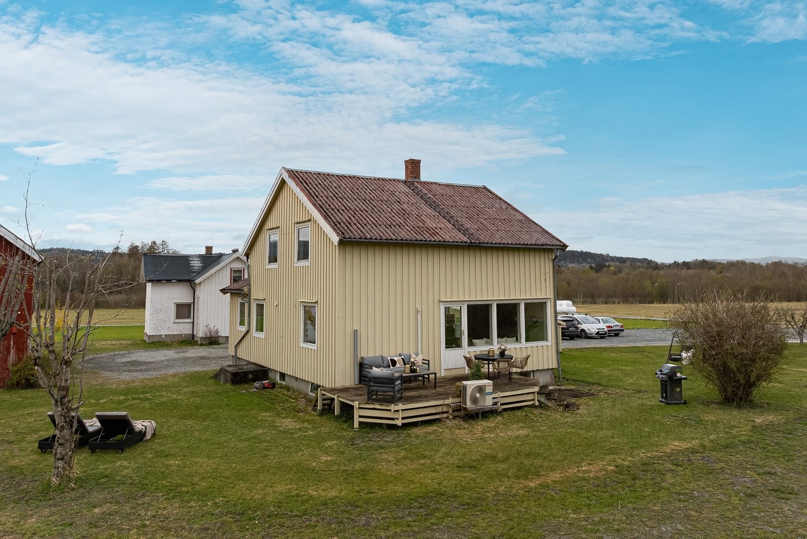 Hovedboligen fra 1967 er oppført i to etasjer med kjeller. Galleribilde