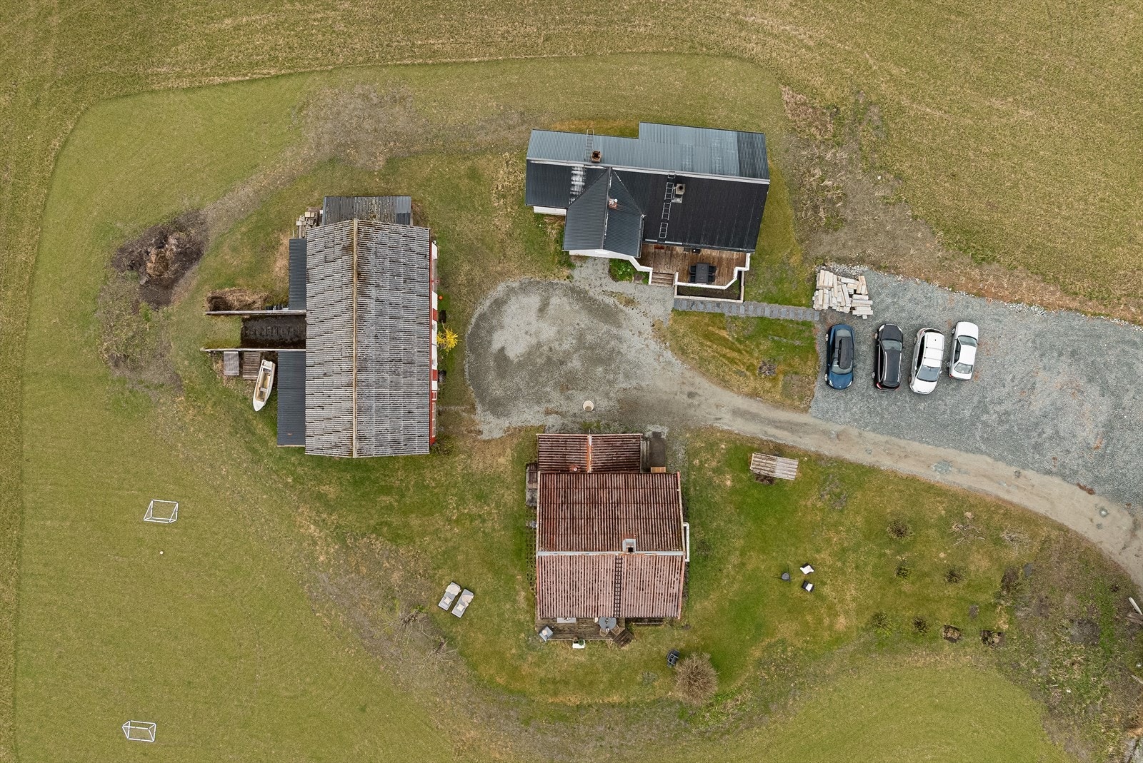 Eiendommen har en åpen og landlig karakter med god oversikt og romslige uteområder. Galleribilde