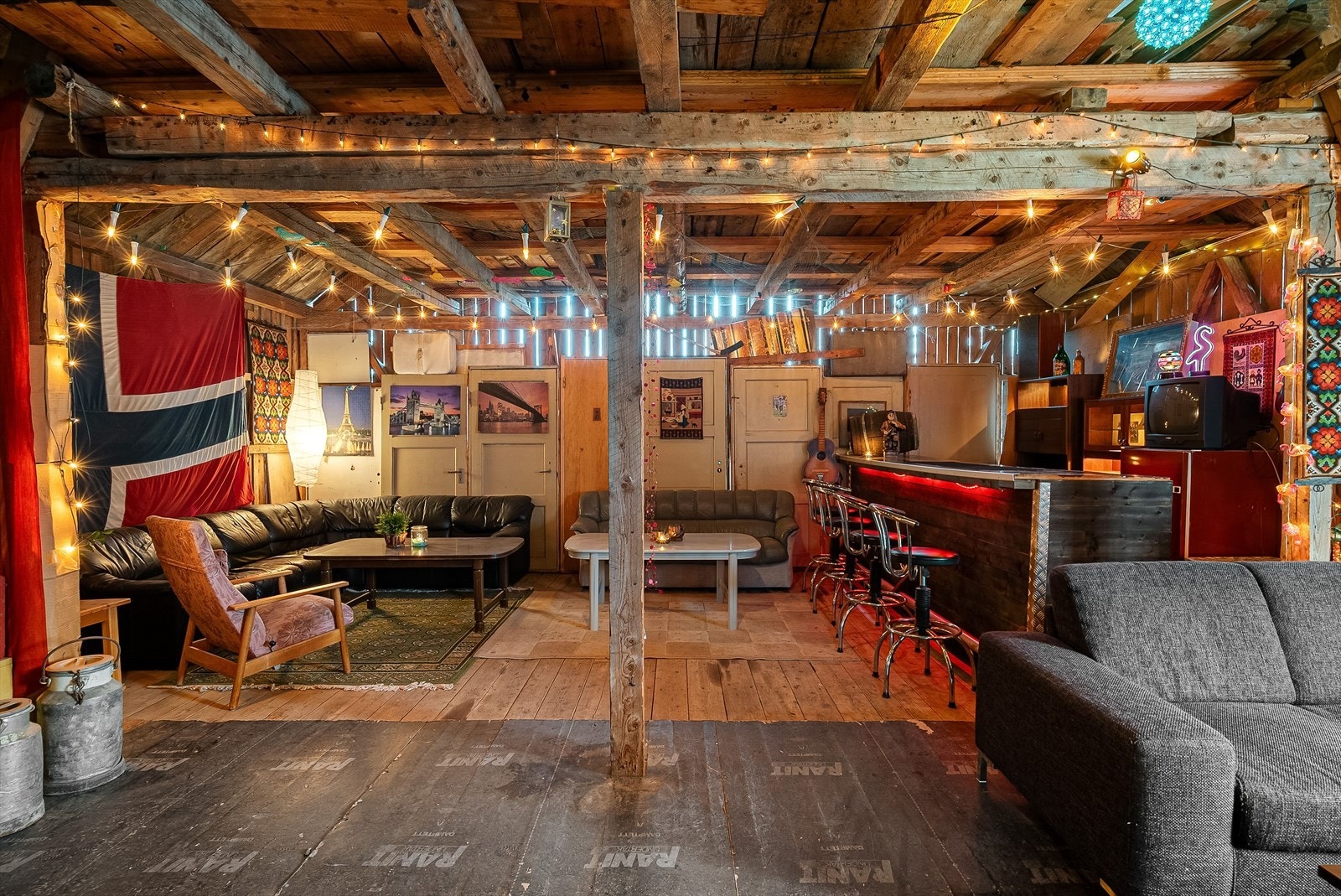 Låven er innredet med bar og sittegrupper. Galleribilde