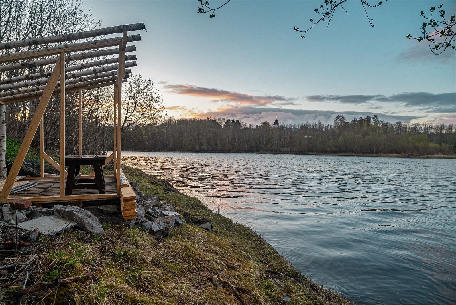 Eiendommen har en fin beliggenhet ved Stjørdalselva hvor det er fine turområder. Eiendommen grenser ikke til elva og det medfølger ingen fiskerett med eiendommen. Galleribilde
