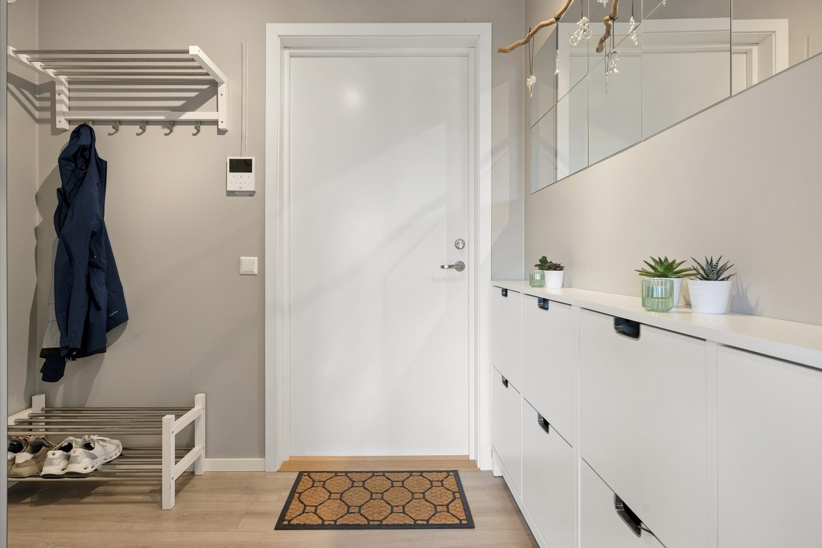 Her ønskes du velkommen inn i en lys og funksjonell entré som gir et godt førsteinntrykk. Her er det plass til å henge fra seg yttertøy og sette fra seg sko. Galleribilde