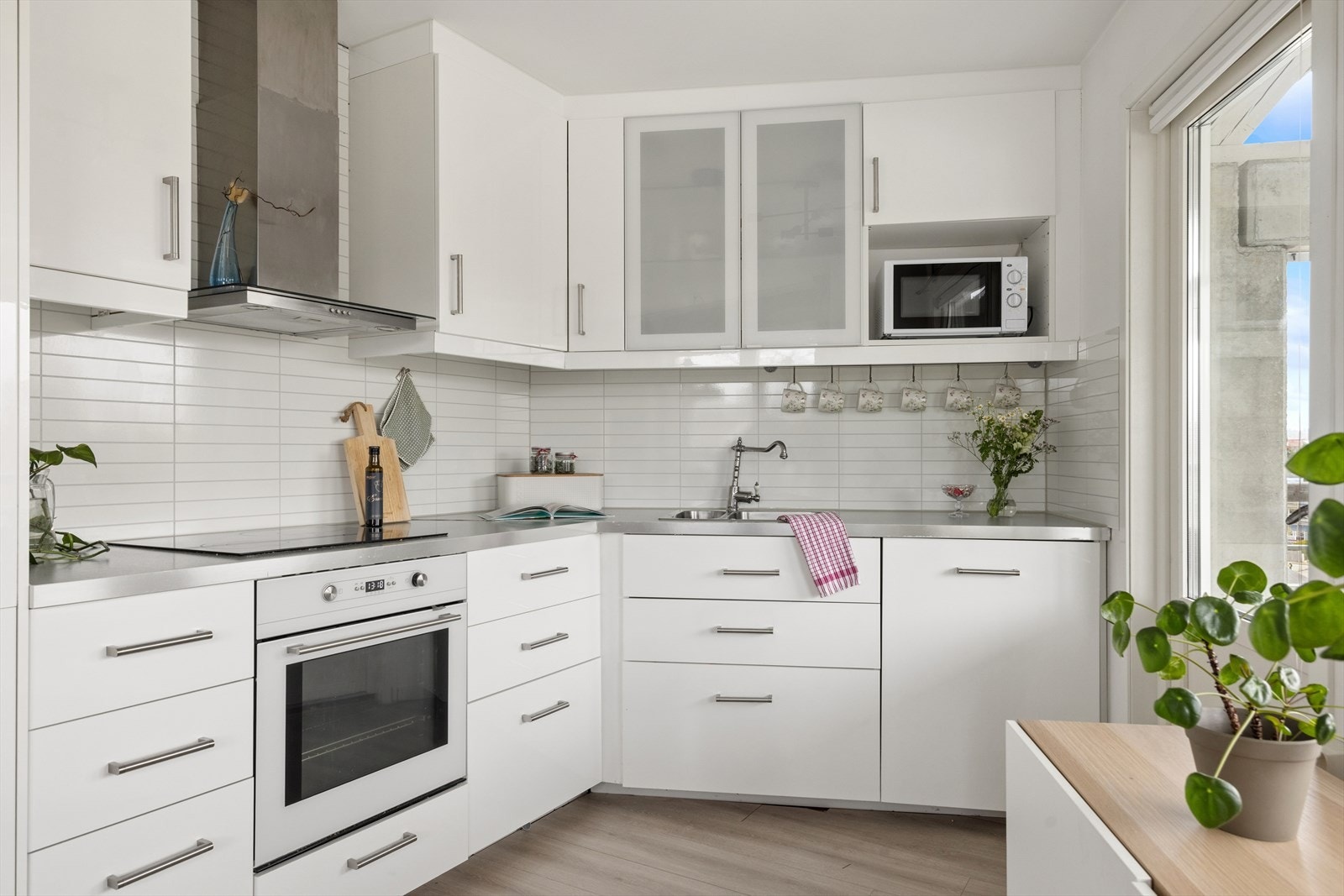 Kjøkkenet fra Ikea ble oppgradert i 2016. Innredningen har slette fronter, laminert benkeplate og integrert stekeovn og platetopp. Galleribilde