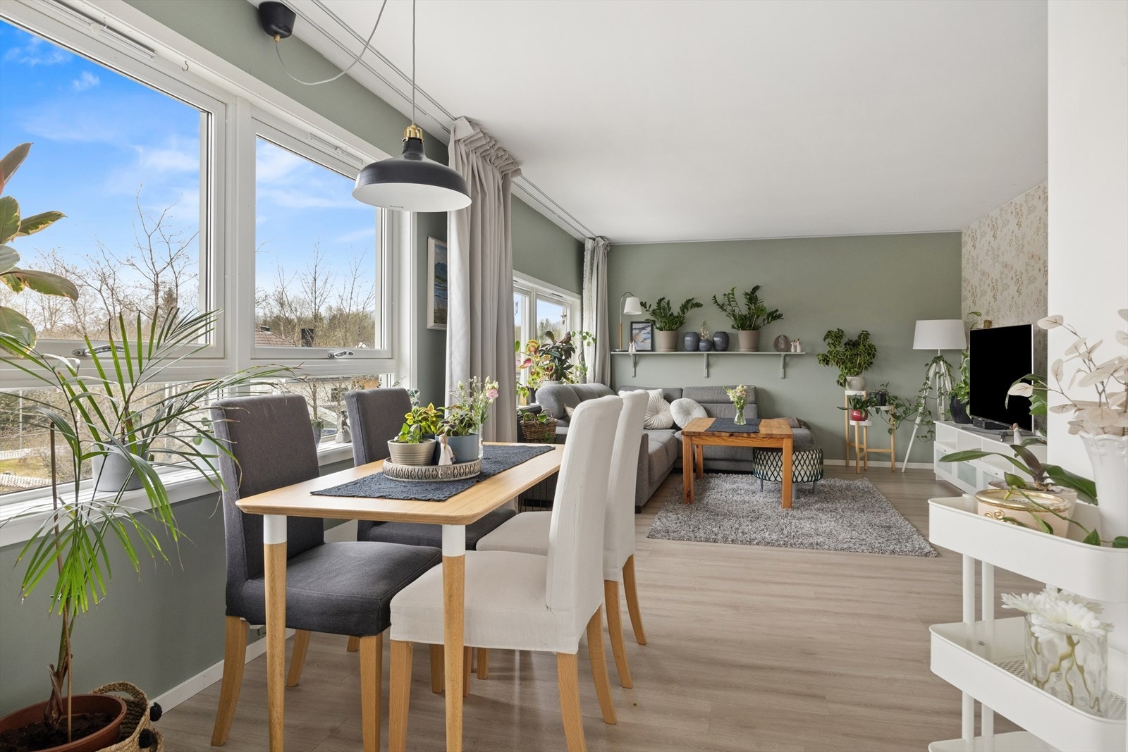 Den åpne løsningen gir god plass til både sofagruppe og spisebord, og gjør stuen til et naturlig samlingspunkt. Galleribilde