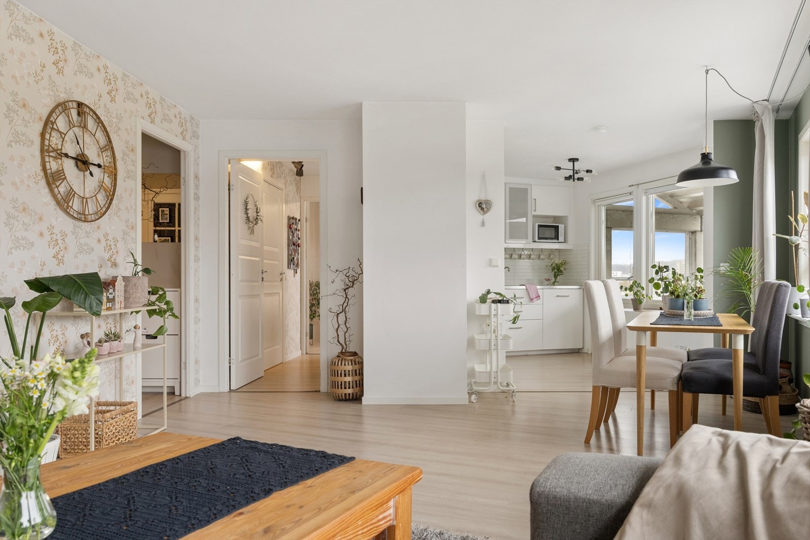 I denne lyse og trivelige leiligheten kan du bo for kr 5 292,- pr. mnd. i felleskostnader. Galleribilde