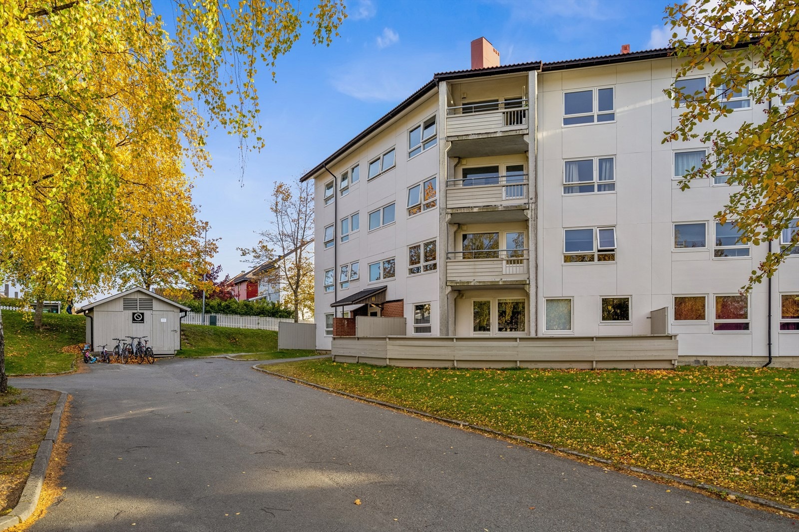Leiligheten tilhører Starrmyra Borettslag, som er tilknyttet TOBB. Laget har vaktmestertjeneste og ordnede fellesarealer. Galleribilde