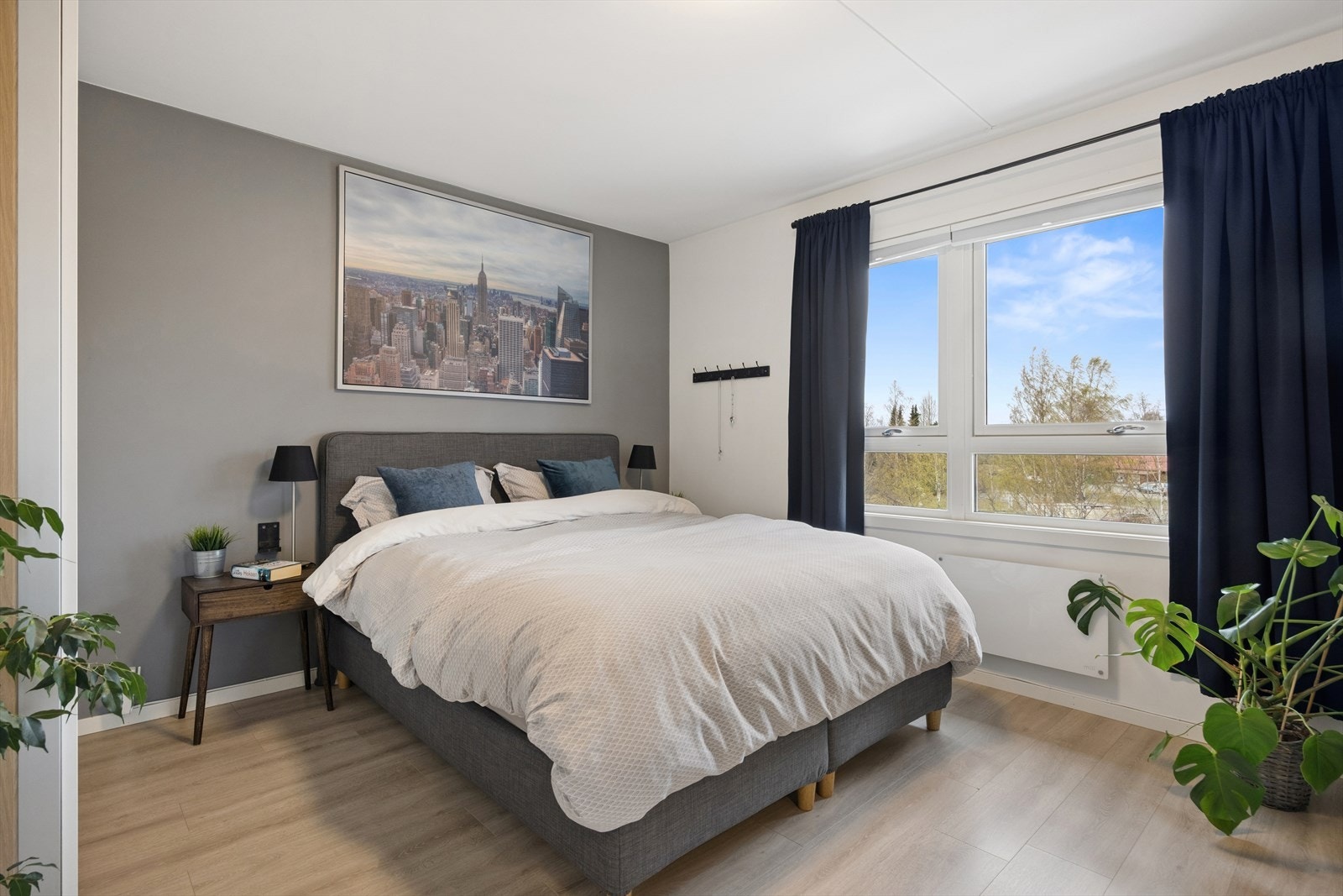 Soverommet er på 12,6 m² og har god plass til dobbeltseng og tilhørende møblement. Galleribilde
